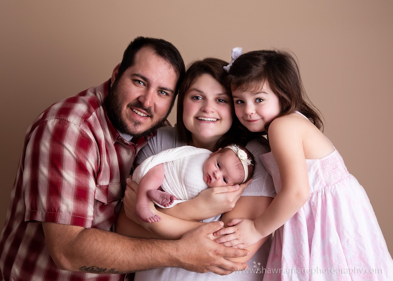 Family portrait with newborn and big sister - Greenfield Indiana newborn photographer